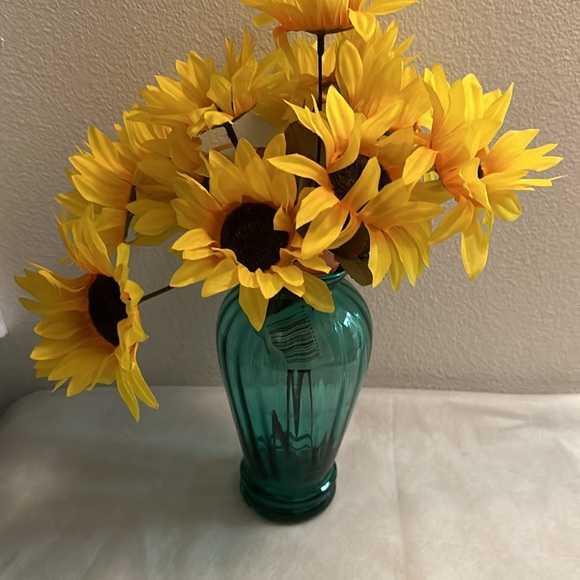 Gorgeous, Emerald Green Vase. 7.5” - Picture 7 of 9